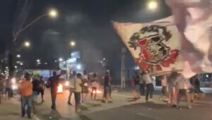 Grupo de torcedores do Santa Cruz protesta na frente do Arruda; trânsito é prejudicado

