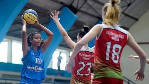 Lapidada em Pernambuco, jovem é selecionada para jogar basquete nos EUA, mas precisa de ajuda