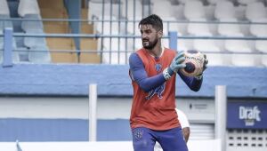 Náutico se aproxima de acerto com goleiro Gabriel Leite