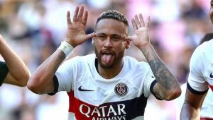 Após seis meses machucado, Neymar retorna aos gramados com 2 gols em amistoso pelo PSG 