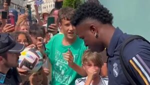 Torcedor mirim do Real Madrid chora ao encontrar Vinícius Júnior; veja vídeo