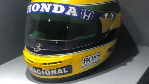 Exposição exibe capacete que transmite voz de Ayrton Senna por 'condução óssea'