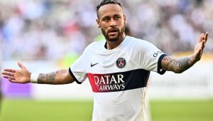 Ex-jogador revela que Neymar tinha cláusula milionária no PSG para bater palmas para os torcedores