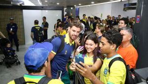 Com recepção calorosa, seleção brasileira masculina de vôlei desembarca no Recife