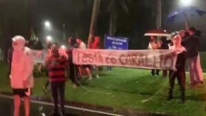 Festa de aniversário de Gabigol tem protesto de torcedores