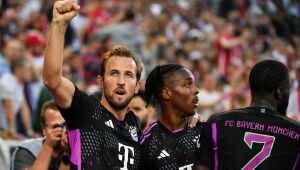 Bayern vence Mönchengladbach de virada com gol no fim e lidera com Leverkusen