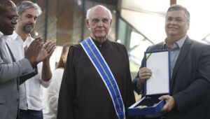 Padre Júlio Lancellotti recebe medalha da Ordem do Mérito