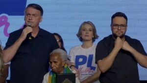 Após silêncio na PF, Bolsonaro e Michelle participam de evento do PL, mas ignoram tema das joias