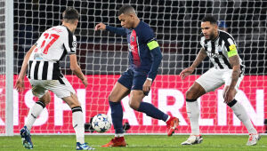 Mbappé marca de pênalti no fim, PSG empata com Newcastle e só depende de si na Champions