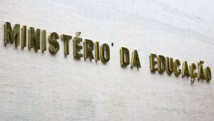 Ministério da Educação vai propor lei para proibir uso de celulares em salas de aula