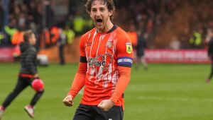 Jogador do Luton Town sofre paragem cardíaca e colapsa em campo