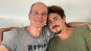 Jesuíta Barbosa será Ney Matogrosso em cinebiografia do cantor; veja fotos do encontro dos dois