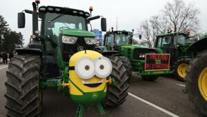 Agricultores europeus mantêm bloqueios na França e levam protestos à Espanha