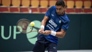 Thiago Monteiro surpreende e derrota Tsitsipas em Madri