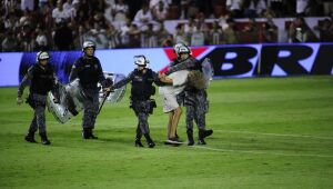 Torcedor que invadiu o gramado duas vezes na final do Pernambucano tem repercussão internacional