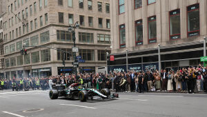 Hamilton acelera Mercedes de Fórmula 1 nas ruas de Nova York antes de GP de Miami