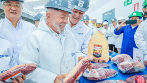 Lula cumprimenta irmãos Wesley e Joesley, da JBS, durante evento no Mato Grosso do Sul