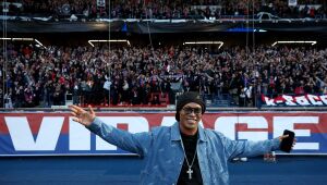 Ronaldinho Gaúcho marca presença em PSG x Barcelona e é ovacionado