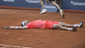 Tsitsipas sofre mas vence Facundo Díaz e vai às semifinais do ATP 500 de Barcelona