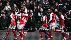 Arsenal vence Tottenham e abre vantagem na liderança do Campeonato Inglês