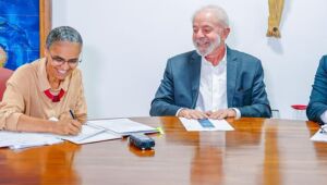 Marina assina contrato de R$ 10 bi para Fundo Clima e prevê aportes para compra de ônibus elétricos