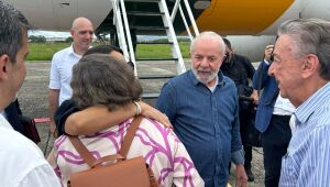 Lula chega a Pernambuco e faz gestos a políticos visando a eleições municipais de outubro