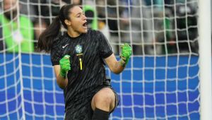 Ex-Sport, Lorena pega 4 pênaltis do Japão e garante o terceiro lugar para o Brasil no SheBelieves
