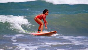 Criança de sete anos é atração de campeonato de surfe em Pernambuco