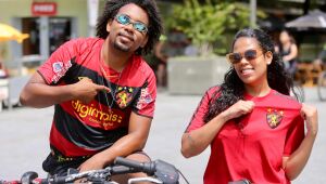 Festa da vitória: torcedores saem nas ruas do Recife com camisa do Sport no peito e sorriso no rosto