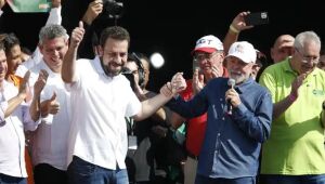 Governo apaga das redes transmissão de ato do 1&ordm; de maio após pedido de voto de Lula a Boulos