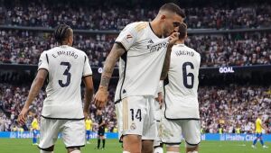 Real Madrid vence e torce contra Barcelona para ser campeão do Campeonato Espanhol neste sábado