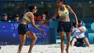 Olimpíadas: Ana Patrícia e Duda vencem dupla italiana no vôlei de praia em Paris