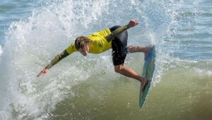 Skimboarder brasileiro, primeiro a se arriscar nas ondas gigantes de Nazaré, vai em busca do tetra