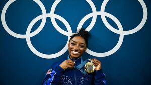 Biles celebra o bi olímpico no individual e brinca: "acho que não consigo mais competir com Rebeca"