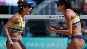 Carol e Bárbara viram sobre fortes holandesas e avançam em 1º no vôlei de praia na Olimpíada