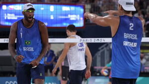 Evandro e Arthur batem holandeses e estão nas quartas de final do vôlei de praia em Paris-2024