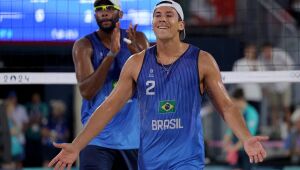 Evandro e Arthur batem holandeses e estão nas quartas de final do vôlei de praia em Paris-2024