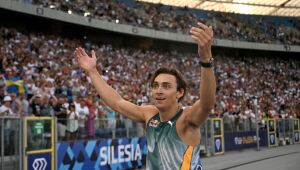 Armand Duplantis bate o recorde mundial no salto com vara na etapa da Silésia da Diamond League