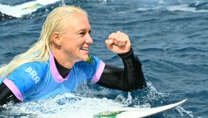 Tatiana Weston-Webb vence favorita ao pódio e está nas quartas do surfe no Taiti; Luana avança