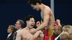 China é ouro no revezamento 4x100m medley masculino; França leva bronze com Marchand
