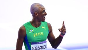 Olimpíadas: Alison dos Santos fatura medalha de bronze nos 400m com barreiras