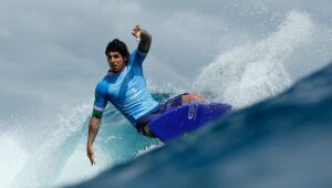 Gabriel Medina lesiona ombro e perde temporada 2025 da WSL