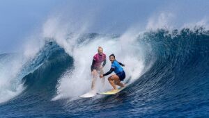 Tatiana Weston-Webb conta com erro da costarriquenha e avança à final do surfe 