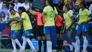 Prata da seleção feminina dá alento ao maltratado futebol brasileiro