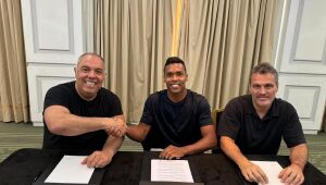 Flamengo oficializa contratação do lateral-esquerdo Alex Sandro