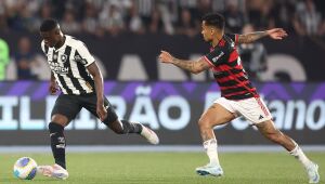 Botafogo domina o Flamengo, goleia o rival no clássico e reassume a liderança do Brasileiro