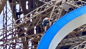 Homem é preso em Paris após escalar a Torre Eiffel