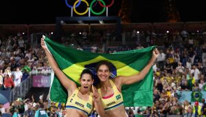 Duda e Ana Patrícia vencem canadenses no tie-break e conquistam ouro no vôlei de praia