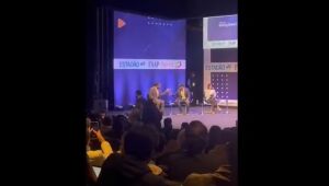 Após bate-boca, Boulos dá tapa em carteira de trabalho de Pablo Marçal em debate; vídeo