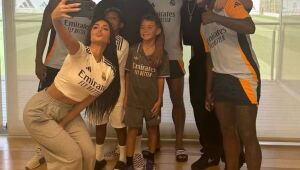 Kim Kardashian visita CT do Real Madrid e posa para fotos com Vini Jr. e outros jogadores